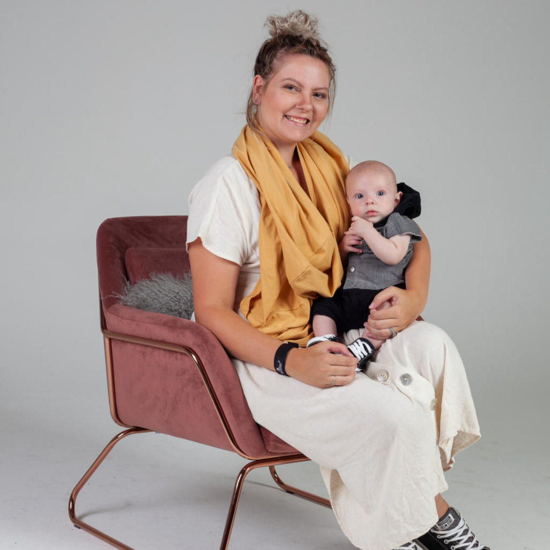 Women sitting in the chair with his baby